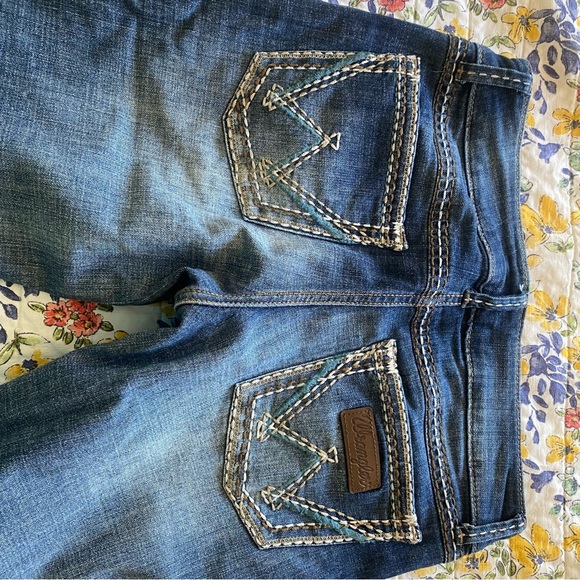 Wrangler boot cut jeans. Like new - Picture 4 of 4